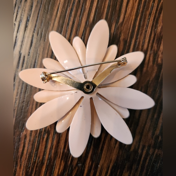 Vintage Light Peach Color Enamel Flower Pin Brooch EUC $18 - Picture 3 of 3